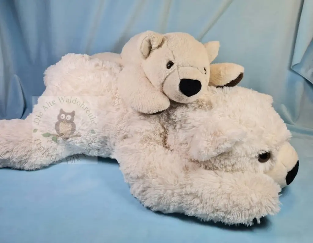 Zwei Eisbär Emils kuscheln zusammen Zwei Eisbär Emils kuscheln zusammen