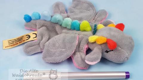 Glücksddrachenbaby mit Stift