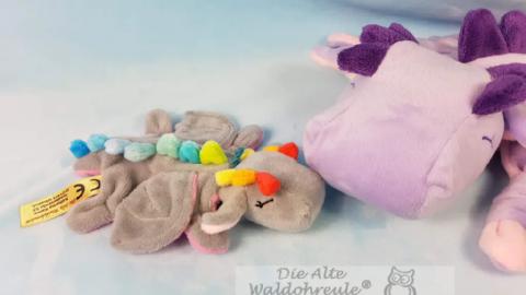 Glücksdrachenbaby schmust mit Drachenbaby groß