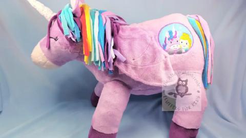 Einhorn Elfi mit gesticktem Bild auf dem Popo