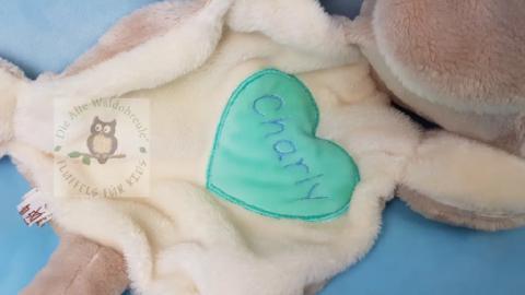 Appliziertes Herz mit maschinengesticktem Namen auf Fluffeltuch