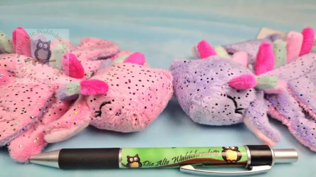 Glücksdrachenbaby in rosa Glitzer