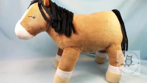 Pferdchen Polly stehend