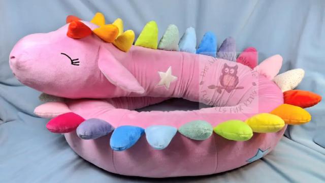 Bettschlange Drachenbaby in rosa mit Regenbogenzacken