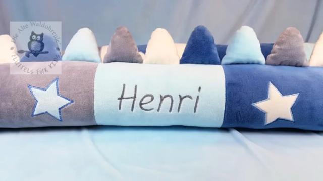 Zwei Bettschlange Drachenbaby in blau personalisisert