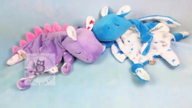 zwei Hippodrachen Felix in blau und lavendel mit Sternen